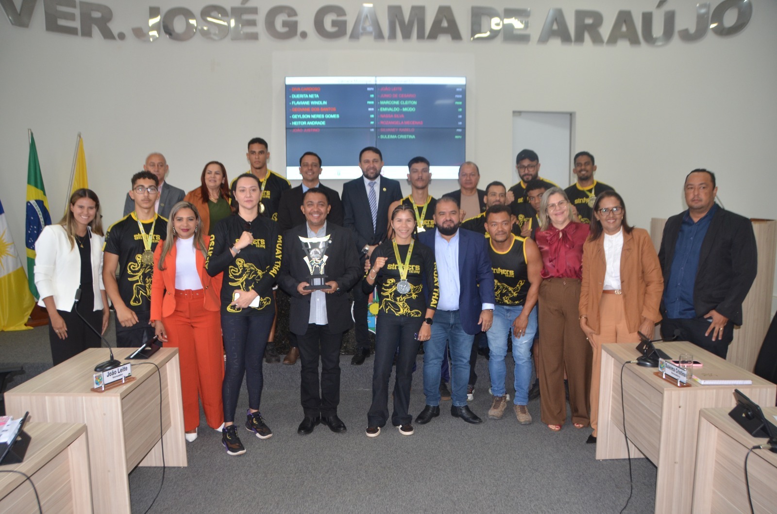  Câmara de Porto Nacional homenageia campeões de kickboxing e debate Limpeza Pública
