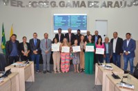 Câmara Municipal homenageia profissionais da educação com entrega de moção de aplausos 
