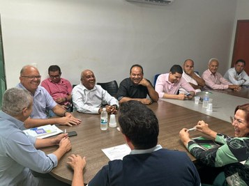 Vereadores reunidos com o prefeito e o deputado federal Ricardo Ayres