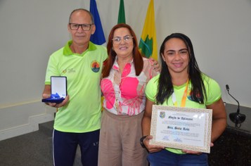 Vereadora Rozângela Mecenas junto com a atleta de canoagem Síria Reis e o professor Wellington Aires 