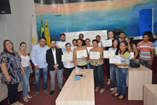 Entrega certificados a participantes do curso de pregoeiros