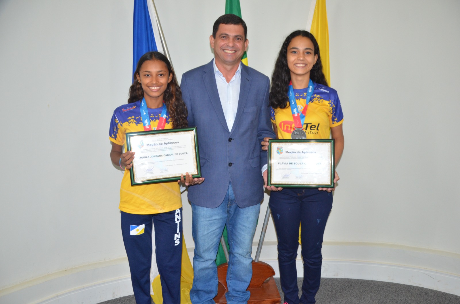 Vereador Tony Andrade entrega Moção de Aplausos as atletas medalhistas do Badminton nos jogos escolares brasileiros 