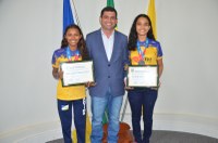 Vereador Tony Andrade entrega Moção de Aplausos as atletas medalhistas do Badminton nos jogos escolares brasileiros 