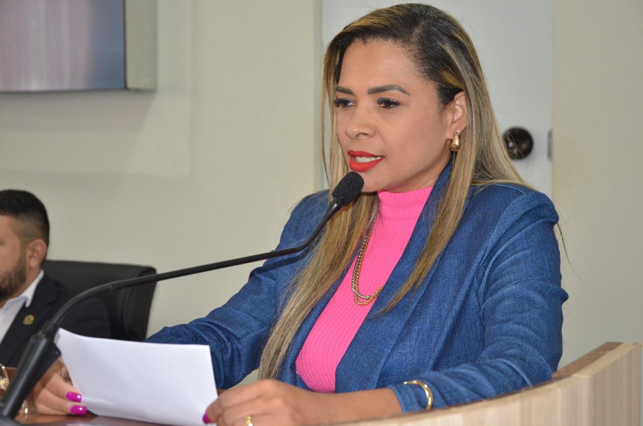 Vereadora Flaviane Windlin comemora lei que destina 10% das unidades habitacionais a mães atípicas